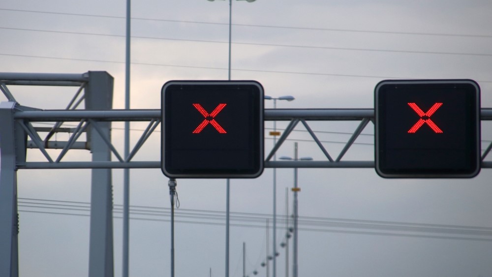rood kruis op snelweg
