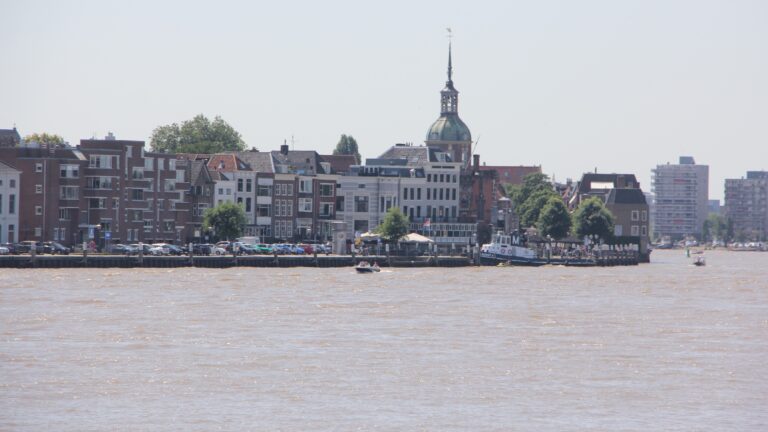 Twee binnenvaartschepen varen op elkaar