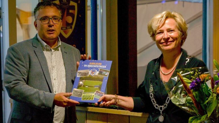 Burgemeester ontvangt eerste jubileumboek 75 jaar VV Drechtstreek
