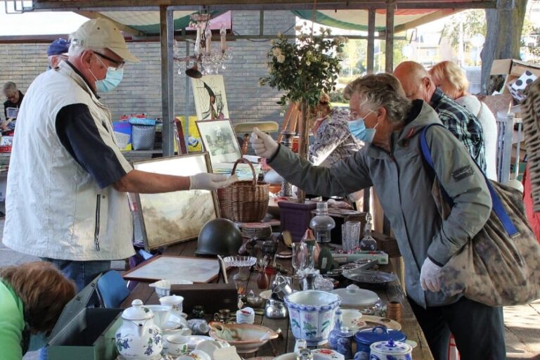 Jaarlijkse boeken- en rommelmarkt Excelsior