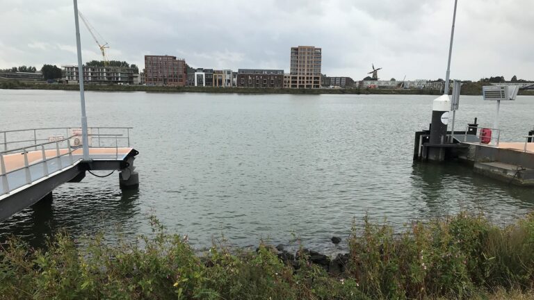 Waterbushalte Veerdam weer in gebruik