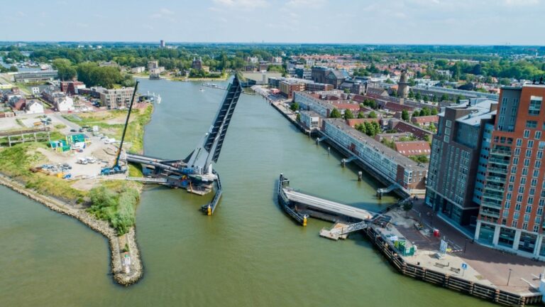 Prinses Beatrix opent Prins Clausbrug over Wantij