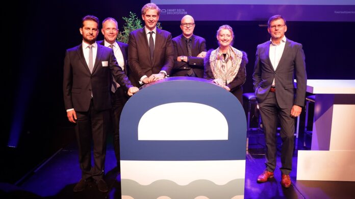 Smart Delta Drechtsteden Vlnr André Flach (Drechtsteden), Wico van Helden (Werkgevers Drechtsteden) Wouter Kolff (Drechtsteden), Reinie Mellisant, (Gorinchem) Ron Bormans (Hogeschool Rotterdam)