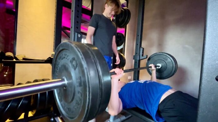 Archieffoto-bankdrukken-in-een-sportschool-Foto-Rijnmond