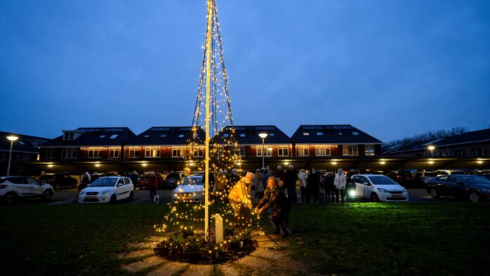 Ontsteken kerstboom Zonnedauw