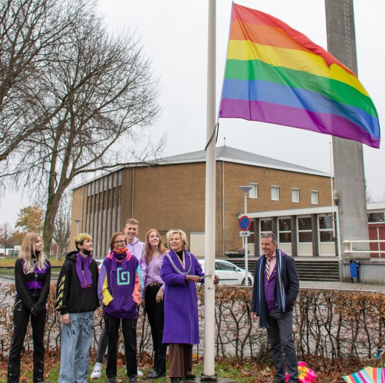 De regenboogvlag in top op de Willem