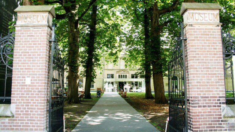 Drukte in museumtuin: herdenking slavernij