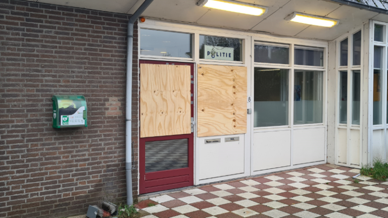 Politie zoekt getuigen van vernieling politiebureau