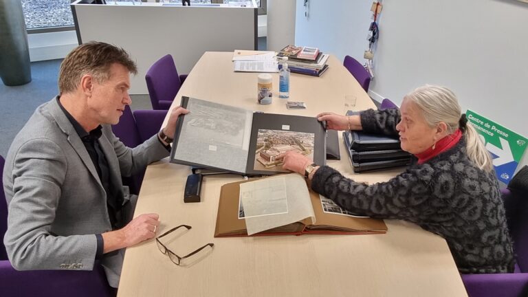 Gemeente schenkt albums aan Museum Dorpsbehoud
