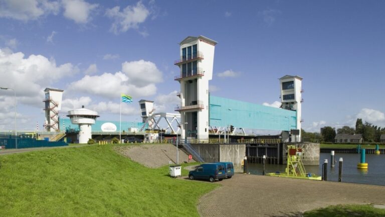 Stormvloedkeringen dicht vanwege storm Corrie