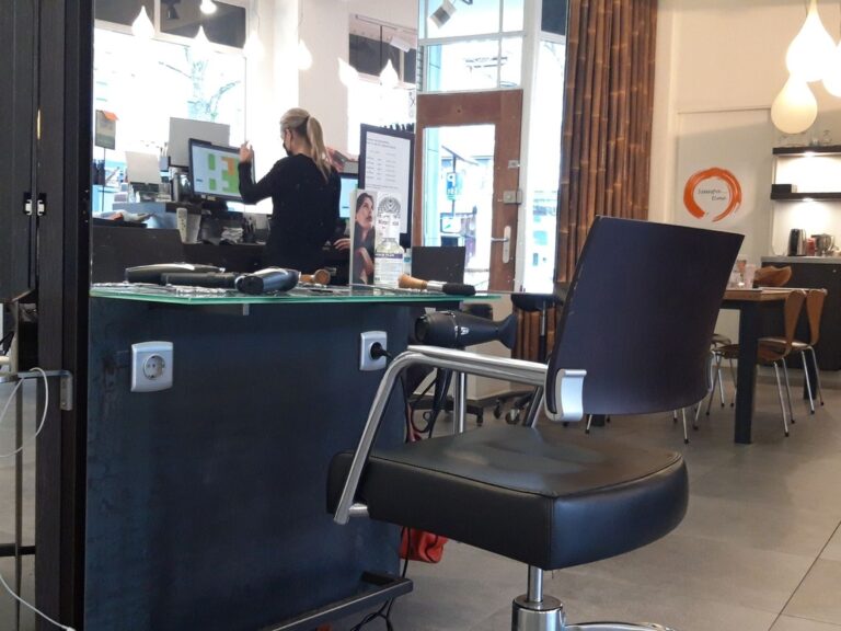 Ziekteverzuim onder kappers en supermarktmedewerkers