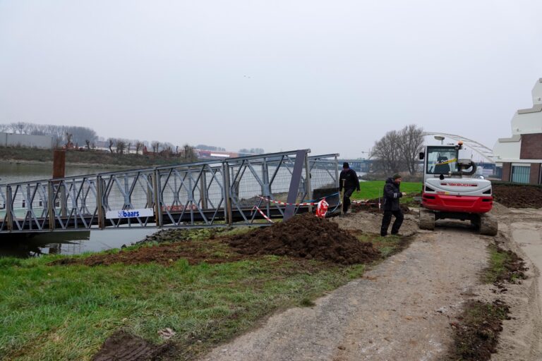 Aanloopsteiger voor tijdelijke veerpont