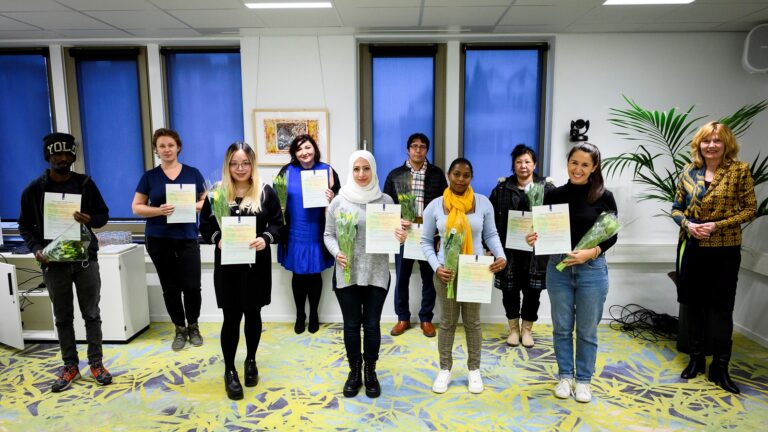 Papendrechtse statushouders ondertekenen participatieverklaring