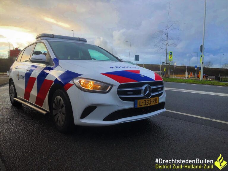 Drietal slaat man knock-out; getuigen gezocht