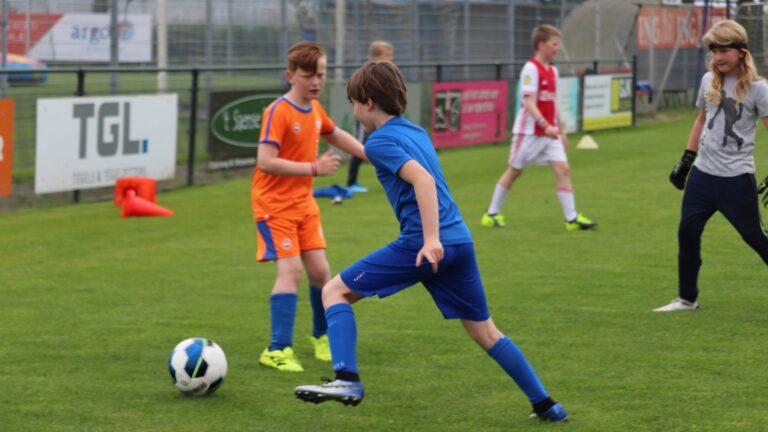 Sportieve jeugdvoetbaldagen op het complex van DCV