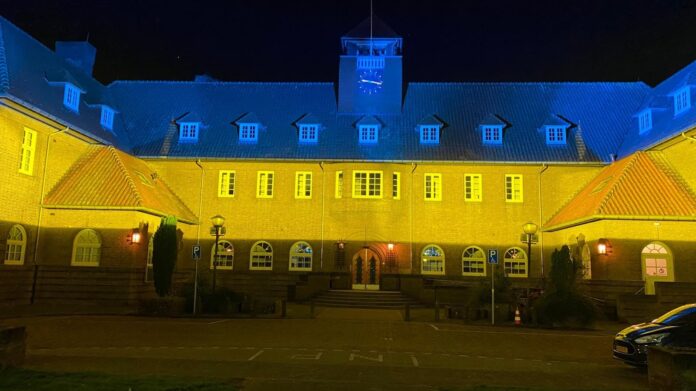 sliedrecht raadhuis geelblauw foto lex van steenis