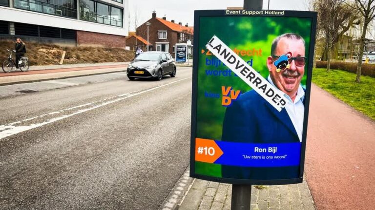 Verkiezingsposters in Zwijndrecht beklad