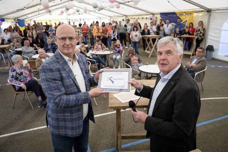 Uitreiking jubileumsubsidie handbalvereniging DES