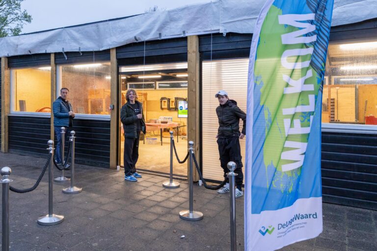 Leerlingen en docenten De Lage Waard maken zelf bouwlokaal