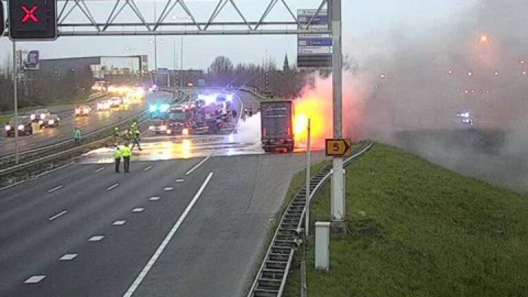 A15 afgesloten door brand vrachtwagen; ook Papendrecht loopt vast