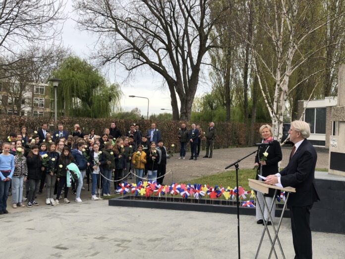 oorlogsmonument overgedragen