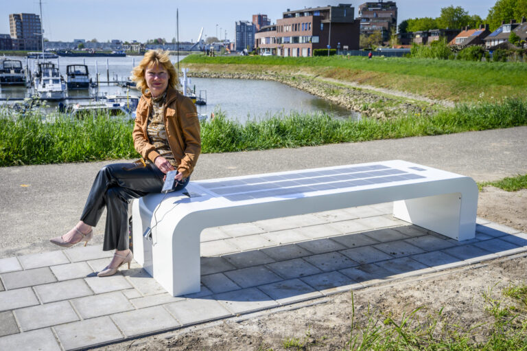 Duurzaam bankje met energie voor de toekomst