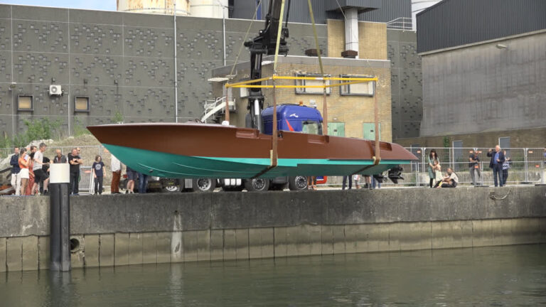 Duurzame watertaxi te water gelaten