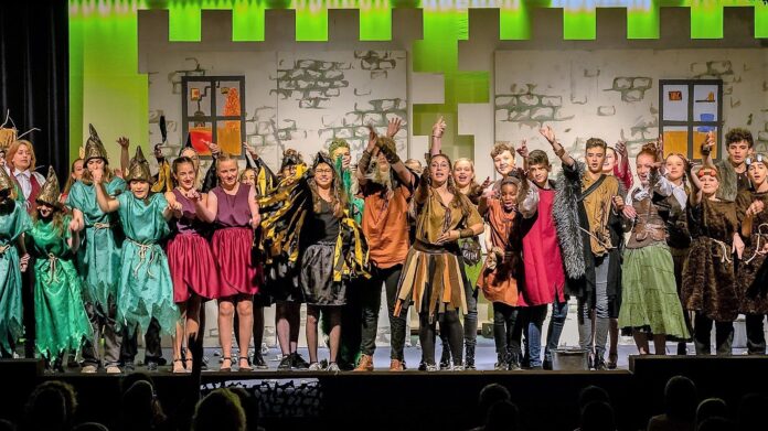 Foto 1 - Cast toneelstuk Ronja