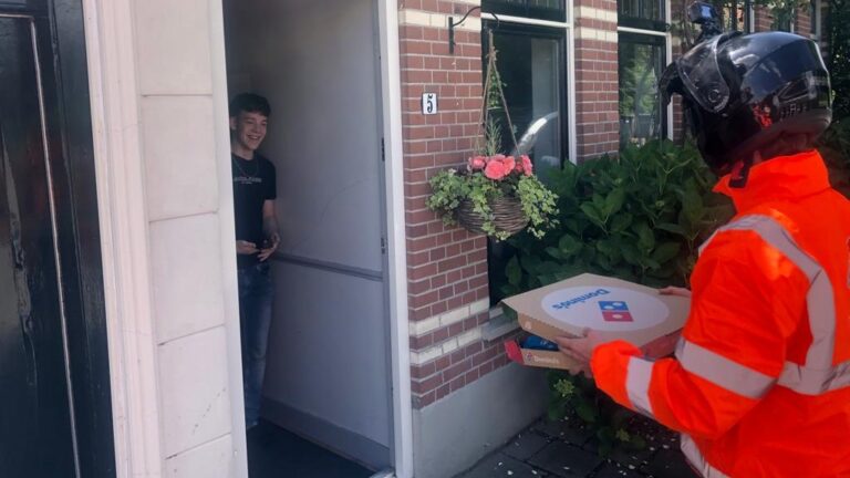 Examenkandidaten worden verrast door ‘pizzakoeriers’