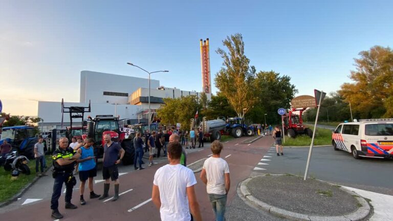 Boeren over de N3 naar HVC afvalcentrale in Dordt
