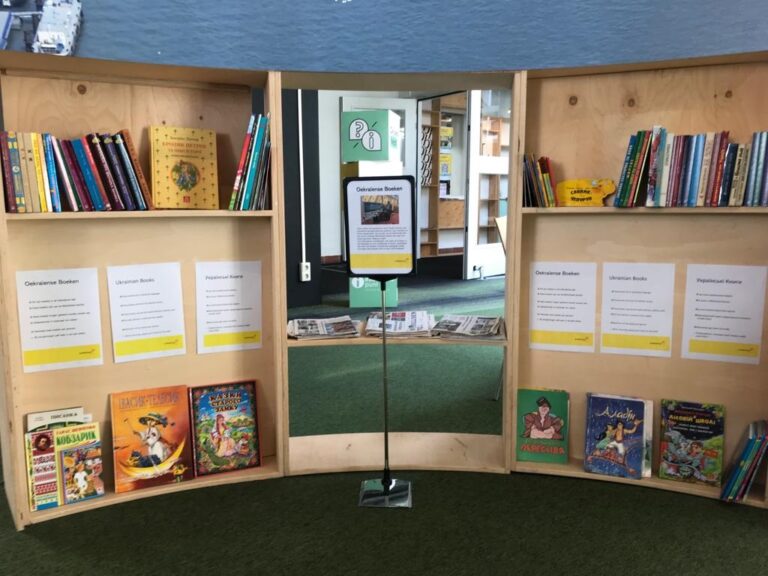 Projekt Ukraina schenkt Oekraïense boeken aan Dordtse stadsbibliotheek