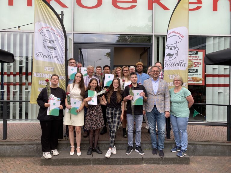 Wethouder Van Erk reikt diploma’s uit  aan studenten