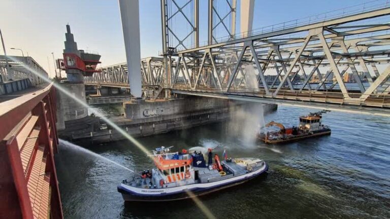 Blusboot koelt twee bruggen in de streek wegens hitte