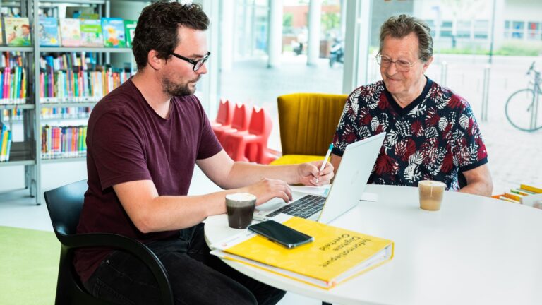 Bibliotheek AanZet helpt mensen die moeite hebben met digitale overheid