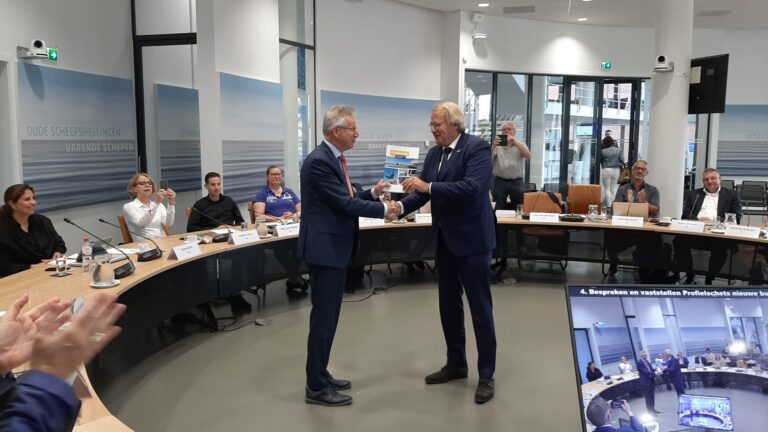 Gemeenteraad overhandigt profielschets nieuwe burgemeester