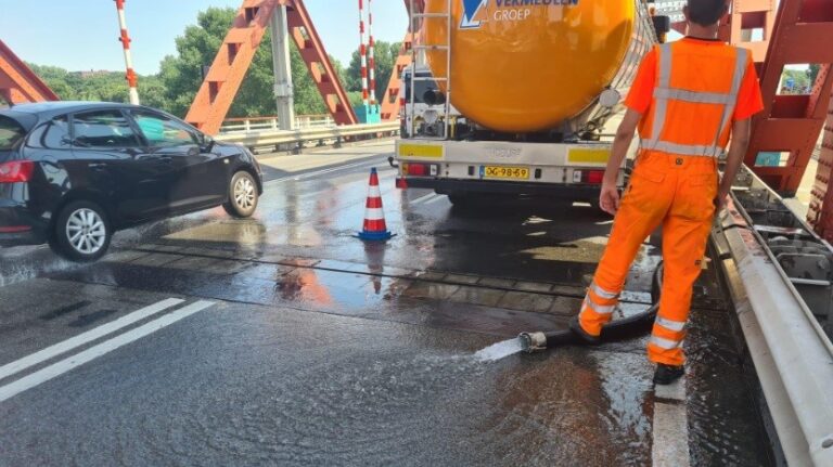 Rijkswaterstaat koelt bruggen met water