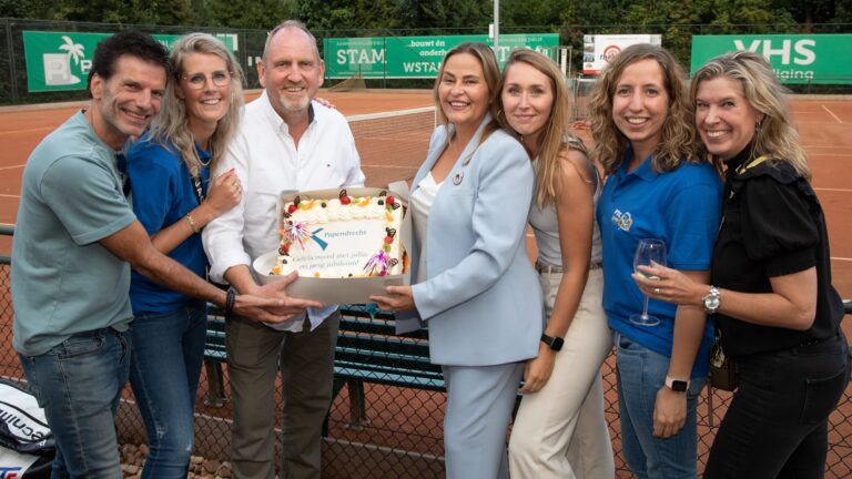 Wethouder Sophia de Keizer feliciteert PTC Papendrecht