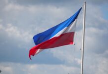 Jongeren hangen honderden protestvlaggen op in Alblasserdam