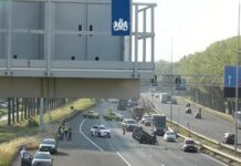 Weer een auto over de kop op A15 bij Alblasserdam