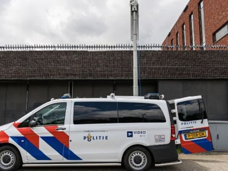Politie test hypermoderne politiebus met 5 camera’s in Dordrecht; vrees voor privacy