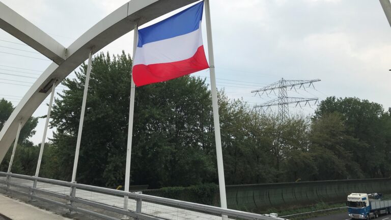 Gemeente Papendrecht doet aangifte na bedreiging; Alblasserdam haalt vlaggen weg