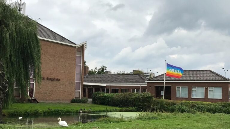 Vredesvlag Morgensterkerk is gestolen