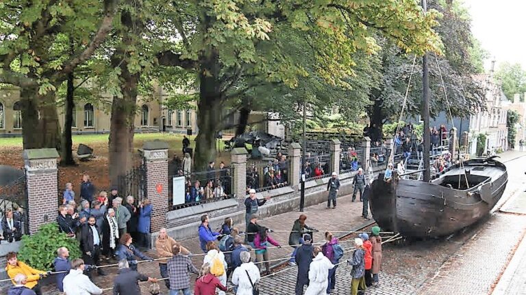 Rivier, boot start in Dordrecht