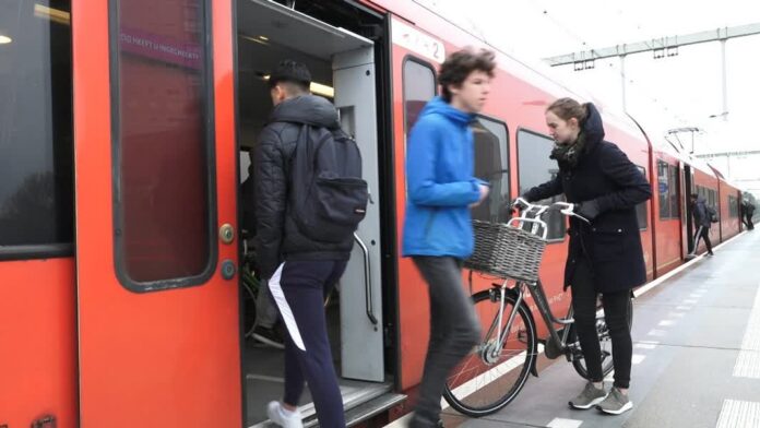 MerwedeLingelijn uitstappende passagiers