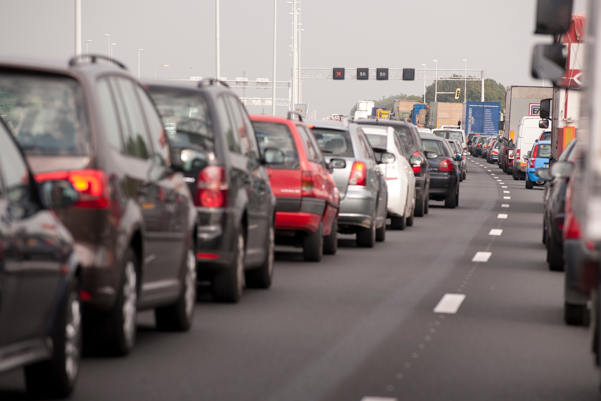 Zo’n 2,5 uur vertraging op A15 tijdens avondspits: ‘Het was gewoon druk’