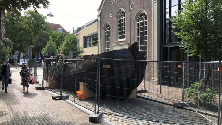 Rivier, boot, stad-project nadert finish
