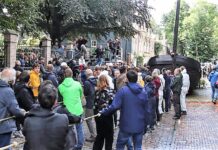 Rivier, boot, stad aangekomen bij Hof van Nederland