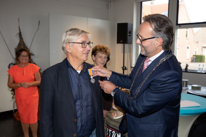 Foto 1__Wethouder Jaco van Erk reikt Koninklijke Onderscheiding uit aan Bas den Hartog