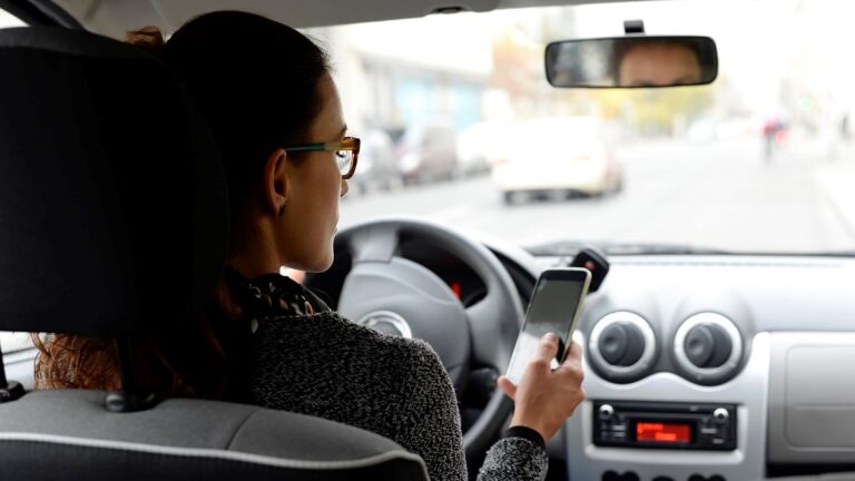 Tientallen bestuurders op A15 bekeurd voor rijden met telefoon in hand