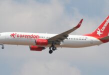 Vogel vliegt in motor vliegtuig op Rotterdam-The Hague Airport